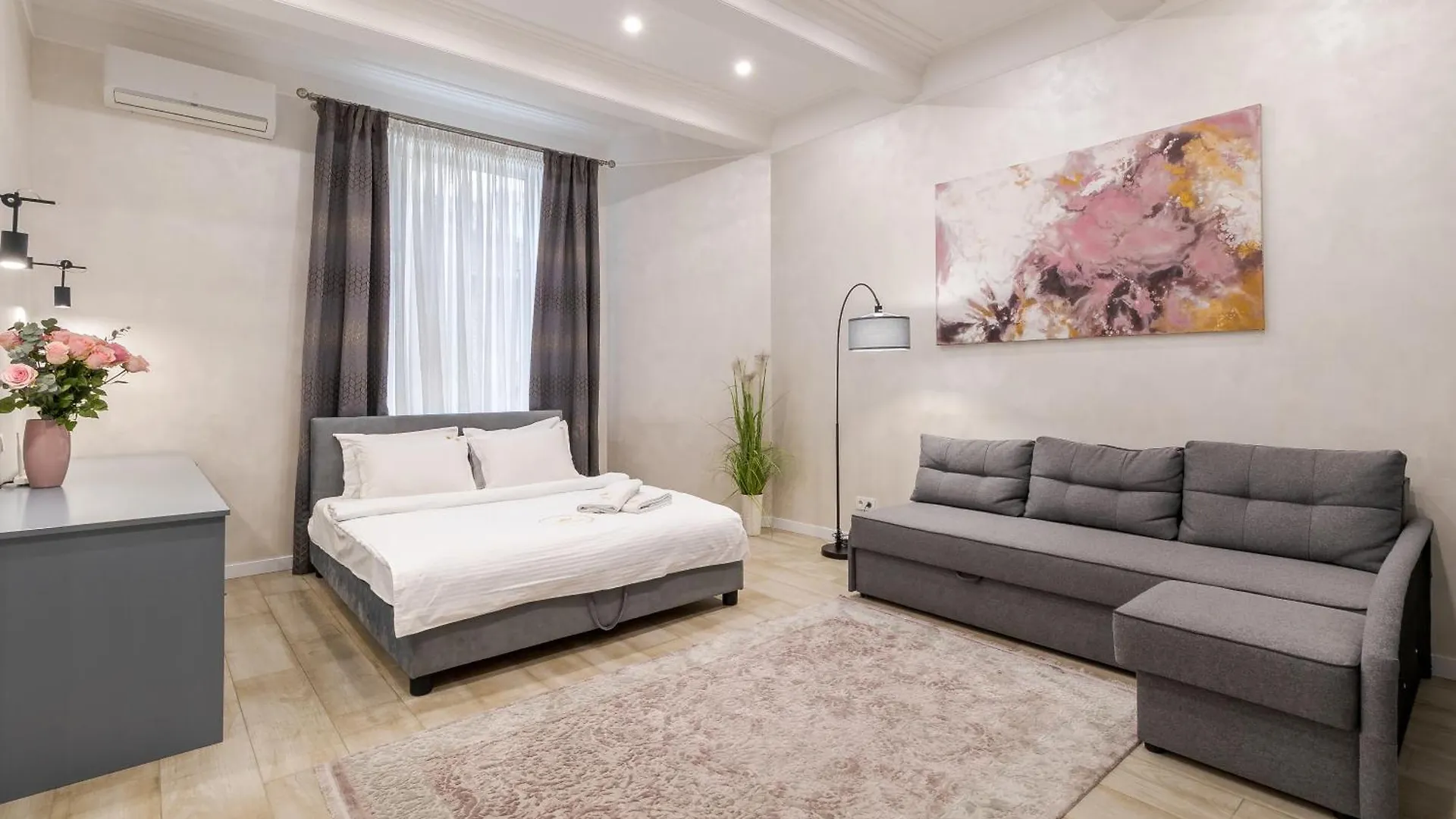 Royal Apartment On Lysenka 5 contacts